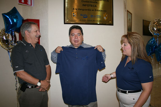 Reconoce alcalde aportación de maquiladora en construcción de INFOTECA de Acuña 