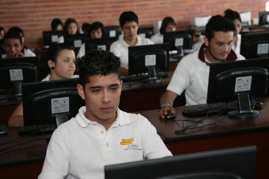 El gobierno de Humberto Moreira consolida los espacios de educación media superación en la Región Sureste 