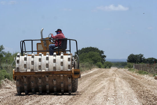 El gobierno de la gente  mejora las condiciones de camino rural en la Región de los Cinco Manantiales 