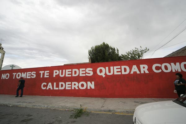 En repudio a las poliíticas económicas de Calderon y del PAN ciudadanos de Saltillo Coahuila pintan bardas