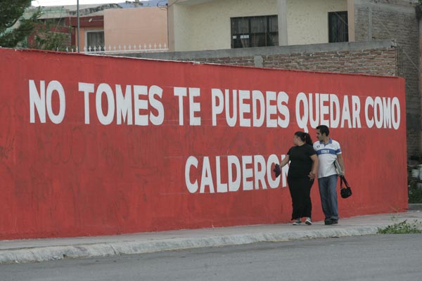 En repudio a las poliíticas económicas de Calderon y del PAN ciudadanos de Saltillo Coahuila pintan bardas