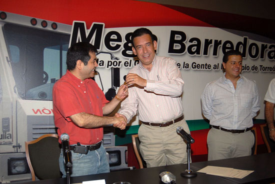 ENTREGA EL GOBERNADOR HUMBERTO MOREIRA MEGA BARREDORA AL MUNICIPIO DE TORREÓN 