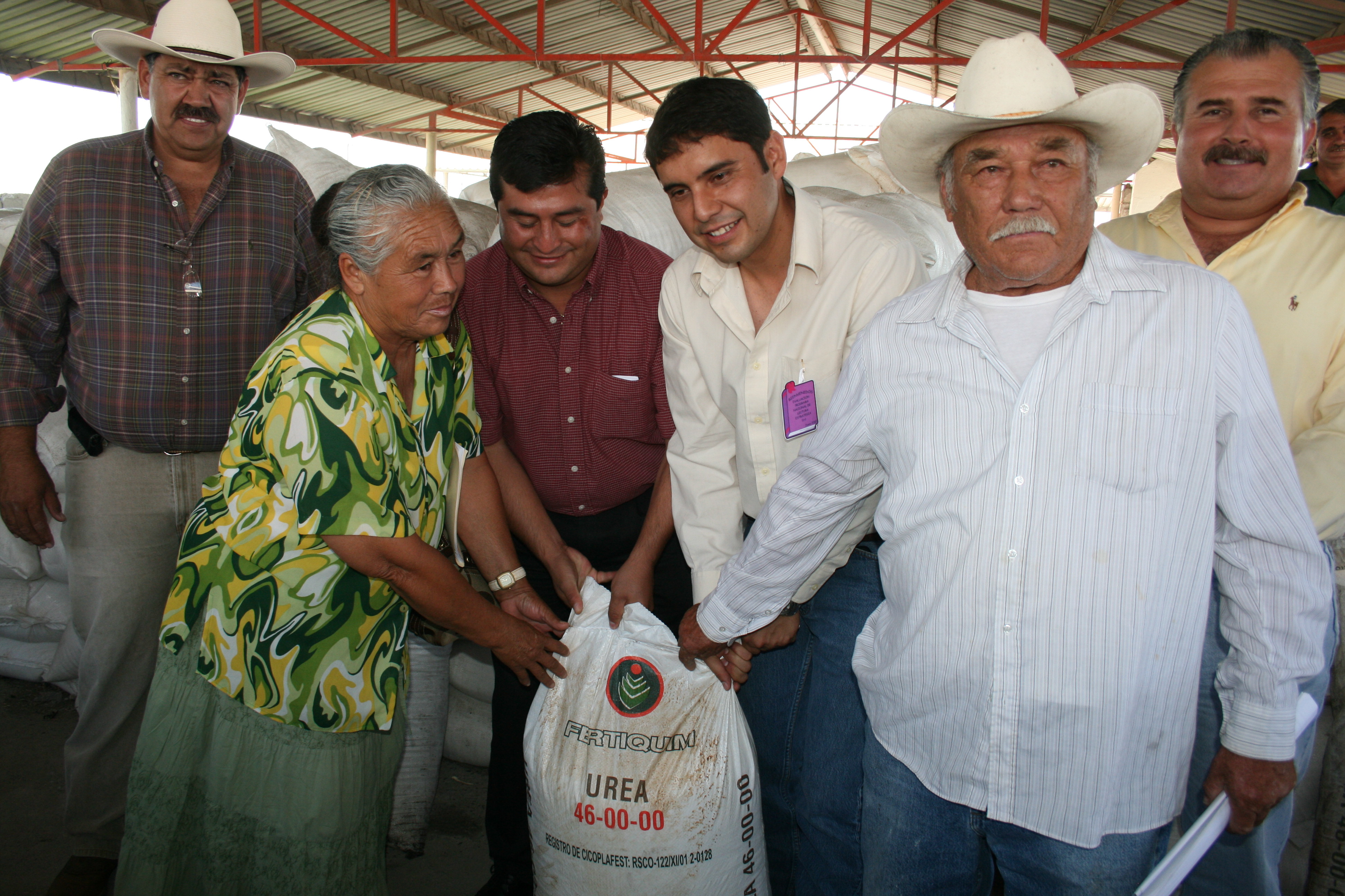 Entregan  51 toneladas de fertilizante a ejidatarios de San Juan de Sabinas 