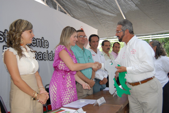 Inaugura la señora Vanessa de Moreira unidad básica de rehabilitación  en Sabinas 