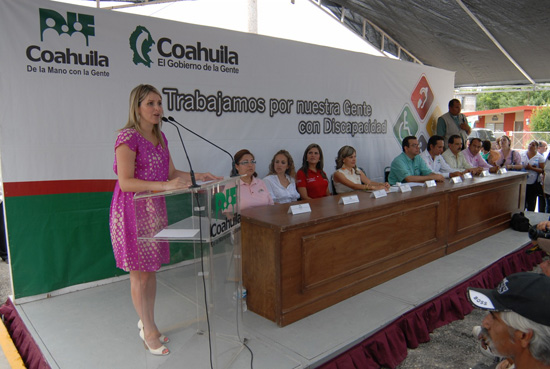 Inaugura la señora Vanessa de Moreira unidad básica de rehabilitación  en Sabinas 