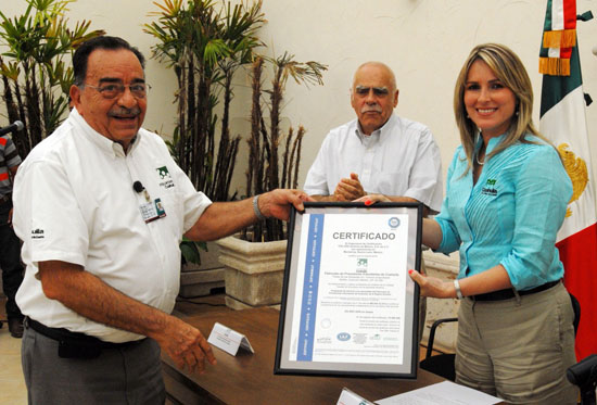 Recibe la señora Vanessa de Moreira la cuarta certificación ISO-9001:2008 