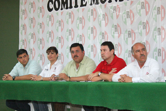 De izquierda a derecha, Beto de Luna, Adriana Ramírez, Manuel Menchaca, Marcos Villarreal y Ramón Verduzco