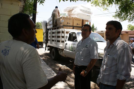 Alcalde y Director del DIF Coahuila hacen entrega de apoyos enviados por el gobierno de la gente a damnificados. 