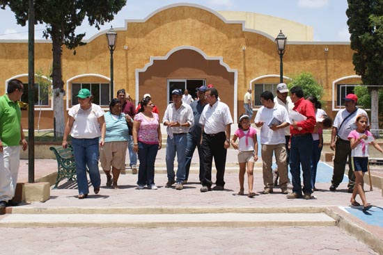 Alcalde y Director del DIF Coahuila hacen entrega de apoyos enviados por el gobierno de la gente a damnificados. 