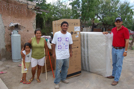 Avanza entrega de apoyos a damnificados en San Juan de Sabinas 