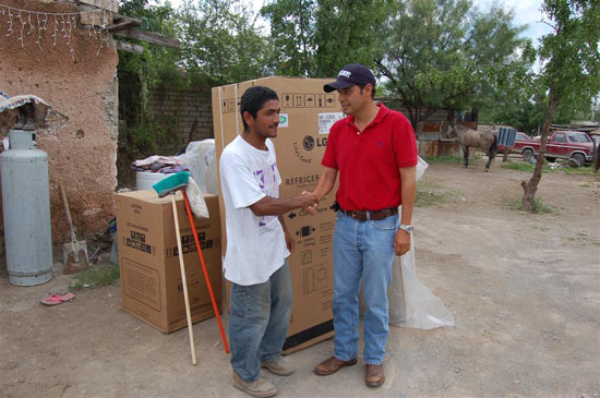 Avanza entrega de apoyos a damnificados en San Juan de Sabinas 