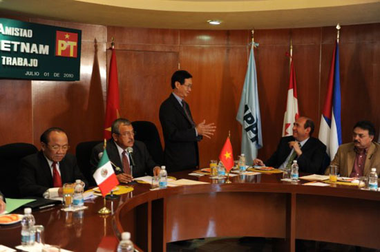 Diputados federales reciben a representación de la república de Vietnam  