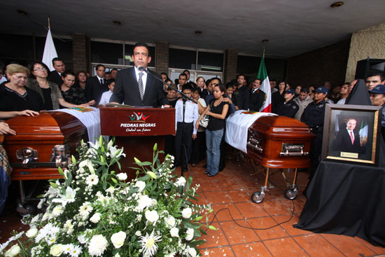 El gobernador Humberto Moreira rinde homenaje al alcalde José Manuel Maldonado y a Ricardo Garza Bermea 