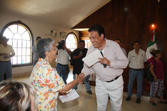 El gobernador Humberto Moreira realiza la segunda entrega de apoyos a comerciantes de la carbonífera 