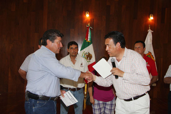 El gobernador Humberto Moreira realiza la segunda entrega de apoyos a comerciantes de la carbonífera 