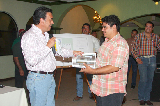 Entrega el gobernador Humberto Moreira más de 40 viviendas 
