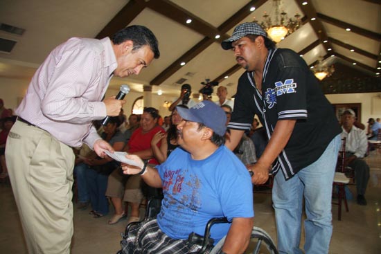 Más de 18 millones de pesos ha entregado el gobernador Humberto Moreira 