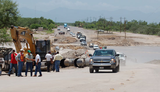 Paso del Coyote detona enorme aforo vehicular en Nueva Rosita  