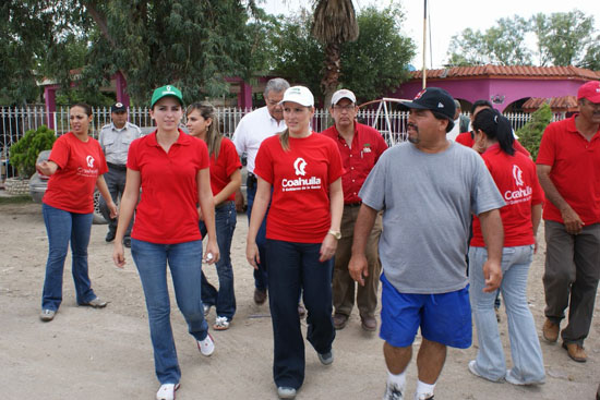 Primera dama acompaña a la señora Vanesa Guerrero de Moreira, entrega de apoyos a damnificados.  