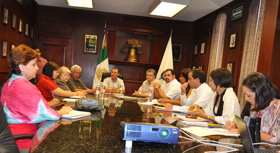 Recibe alcalde a comité de festejos del Bicentenario de la Independencia 