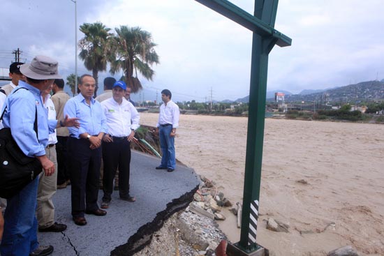 Recorre Presidente Calderón zonas afectadas por tormenta "Alex"  
