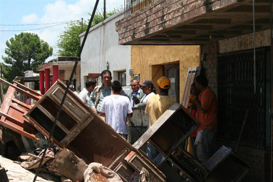 Recorren  Gobernador y Alcalde zonas devastadas  