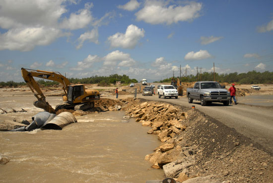 Trabaja el gobierno del estado en rehabilitación de caminos y carreteras rurales afectadas por lluvias