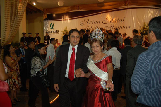 Acude Alcalde acompañado de primera dama a evento de coronacion de la Reina Estala del Adulto Mayor 2010 