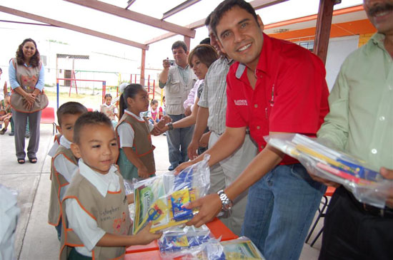 Asiste Antonio Nerio a entrega de útiles escolares en Nueva Rosita