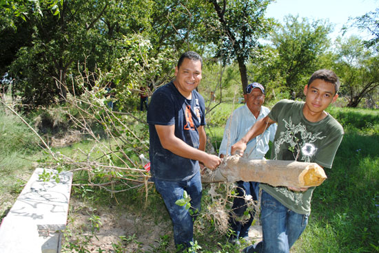 Voluntarios realizando labores de limpieza en el parque Braulio Fernández Aguirre