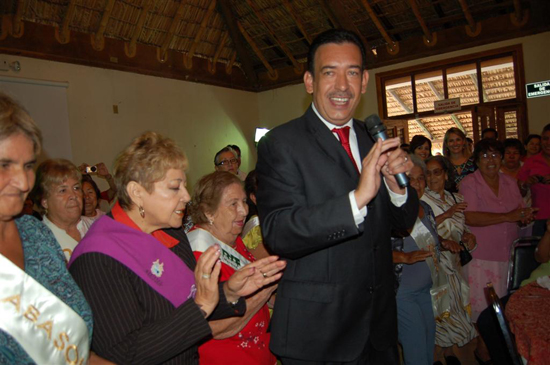 Da bienvenida gobernador Humberto Moreira a Nenita I  