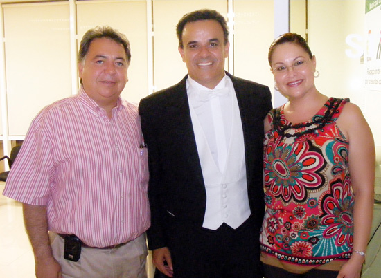 Disfrutan mas de cinco mil personas concierto del tenor mexicano Fernando de la Mora 