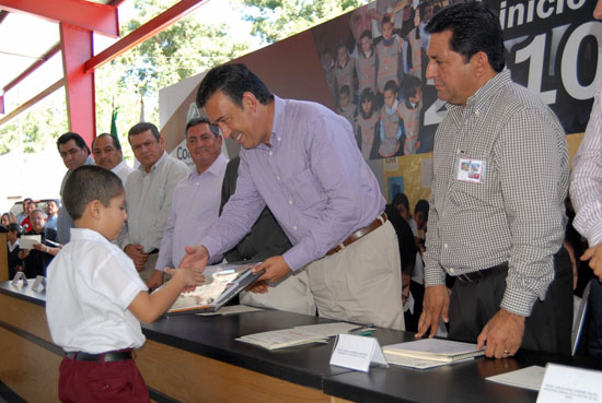 En el semidesierto de Coahuila, inicia el gobernador Humberto Moreira Valdés el Ciclo Escolar 2010-2011 