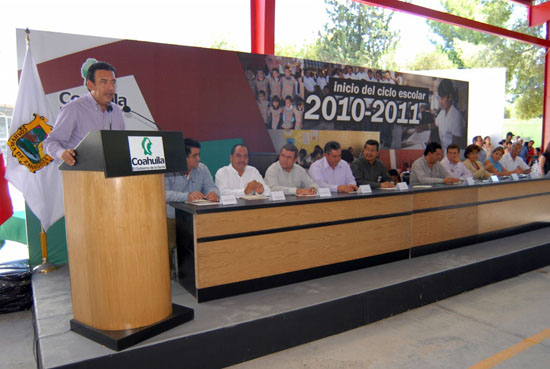 En el semidesierto de Coahuila, inicia el gobernador Humberto Moreira Valdés el Ciclo Escolar 2010-2011 