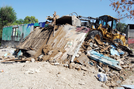 Iniciaron la demolición de viviendas contiguas al arroyo Las Vacas 