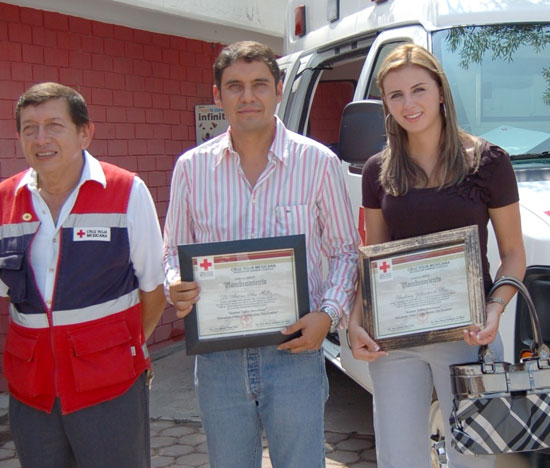 Recibe Antonio Nerio y Anateresa Villaseñor nombramientos honoríficos de Cruz Roja