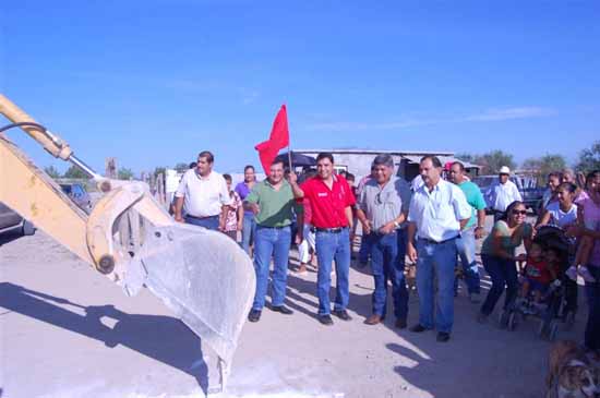 Da alcalde Antonio Nerio banderazo a obra de red de agua potable 