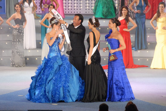 El gobernador de Coahuila, Humberto Moreira, coronó a Karin Ontiveros, Nuestra Belleza México 2010