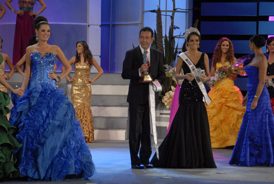 El gobernador de Coahuila, Humberto Moreira, coronó a Karin Ontiveros, Nuestra Belleza México 2010