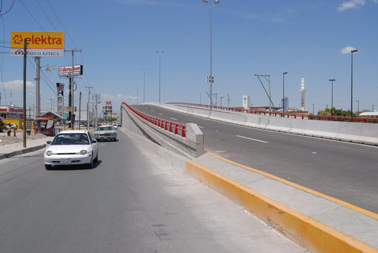 El gobernador Humberto Moreira pone en servicio el Puente Saulo,  en Diagonal Las Fuentes y Rodríguez Triana 