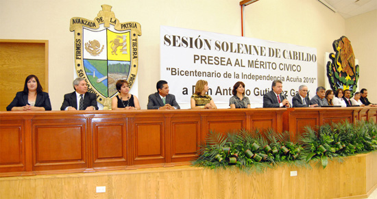 Entregan presea al mérito cívico a don Antonio Gutiérrez Garza