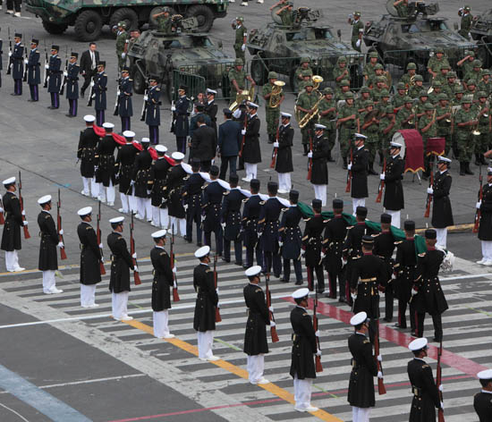 Fuerzas Armadas desfilan por Bicentenario 