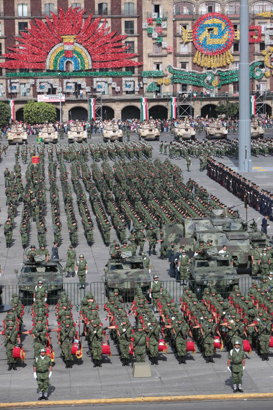 Fuerzas Armadas desfilan por Bicentenario 