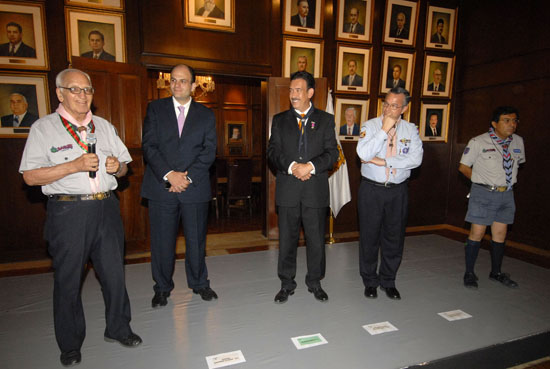 Grupo Scout México provincia Coahuila entrega reconocimiento al gobernador Humberto Moreira Valdés 