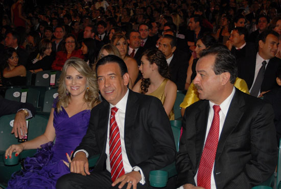El gobernador Humberto Moreira y su esposa Vanessa Guerrero de Moreira; a compañados del diputado Fernando de las Fuentes 