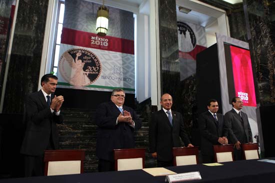 Presenta Calderón monedas del Bicentenario y Centenario
