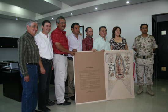 Recibe Acuña replica del estandarte de Don Miguel Hidalgo y Costilla 