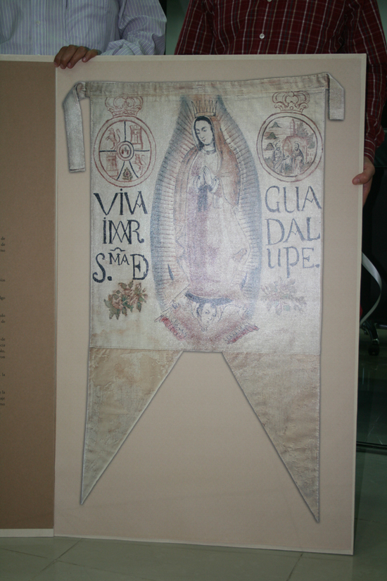Recibe Acuña replica del estandarte de Don Miguel Hidalgo y Costilla 
