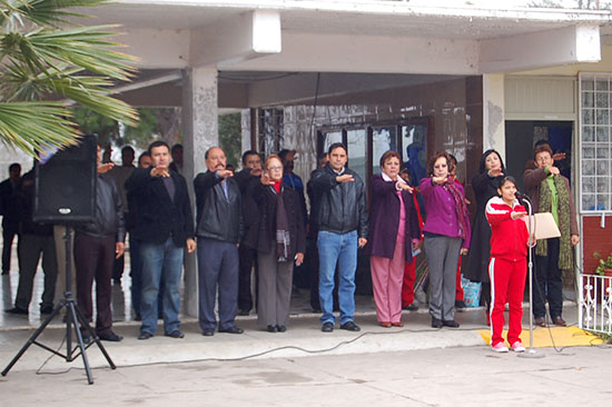 Asiste alcalde a honores a la Bandera en San Juan de Sabinas