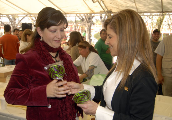 Convive presidenta del DIF y voluntariado Coahuila con personal del organismo por el Día de Reyes 